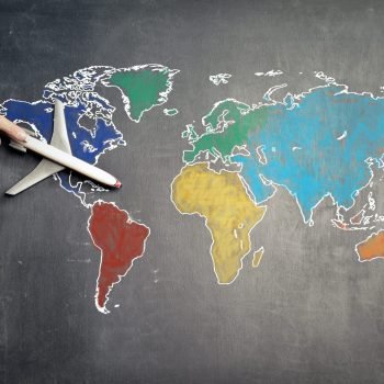 person-with-toy-airplane-on-world-map-3769138 direito internacional